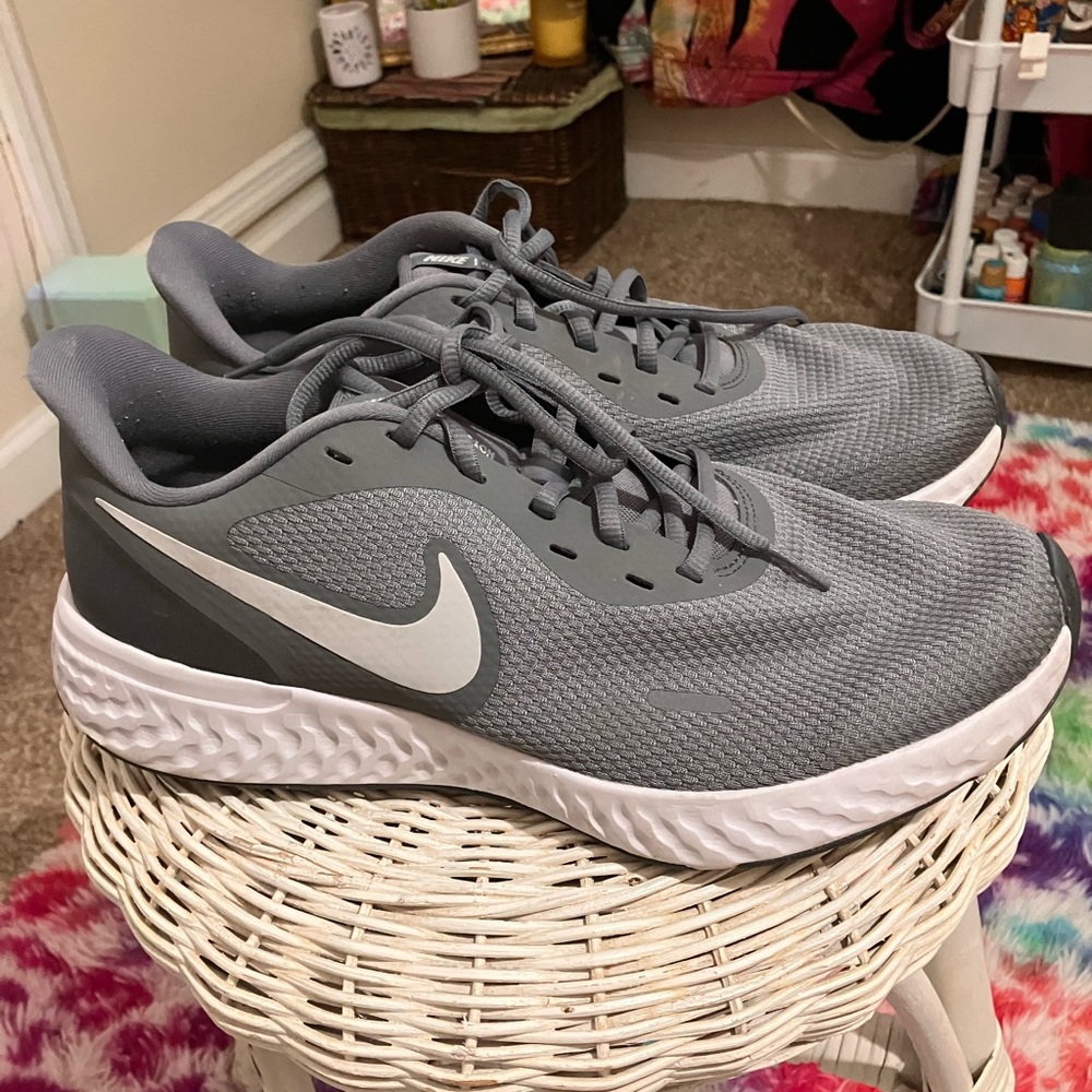 Men’s Nike’s (10 Wide)
